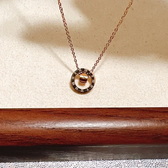 ✨ 18k gold plated rose gold Roman numeral necklace - Picture 7 of 11